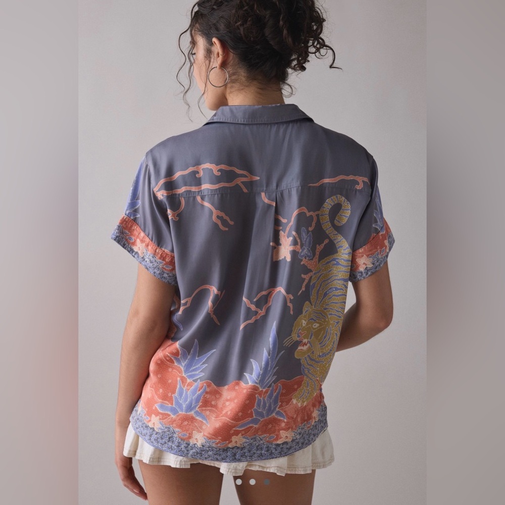 Urban Outfitters BDG Asher Satin Printed Souvenir Short Sleeve Button-Down Shirt - Picture 2 of 8